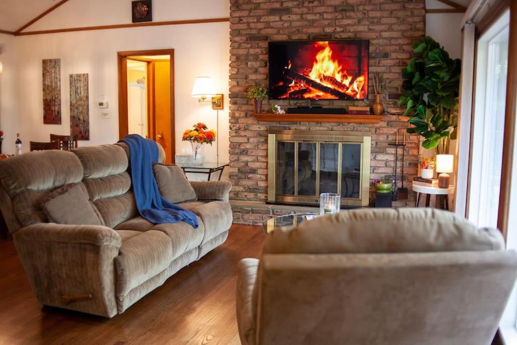 Modern Cabin With Hot Tub Grill Lake Beach Wineries Hiking Fishing And Hershey Park Family And Pet Friendly Superhosts On Ab&B Mount Gretna 외부 사진