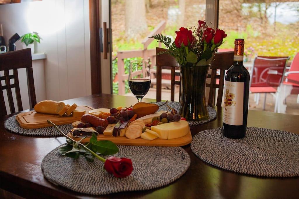 Modern Cabin With Hot Tub Grill Lake Beach Wineries Hiking Fishing And Hershey Park Family And Pet Friendly Superhosts On Ab&B Mount Gretna 외부 사진