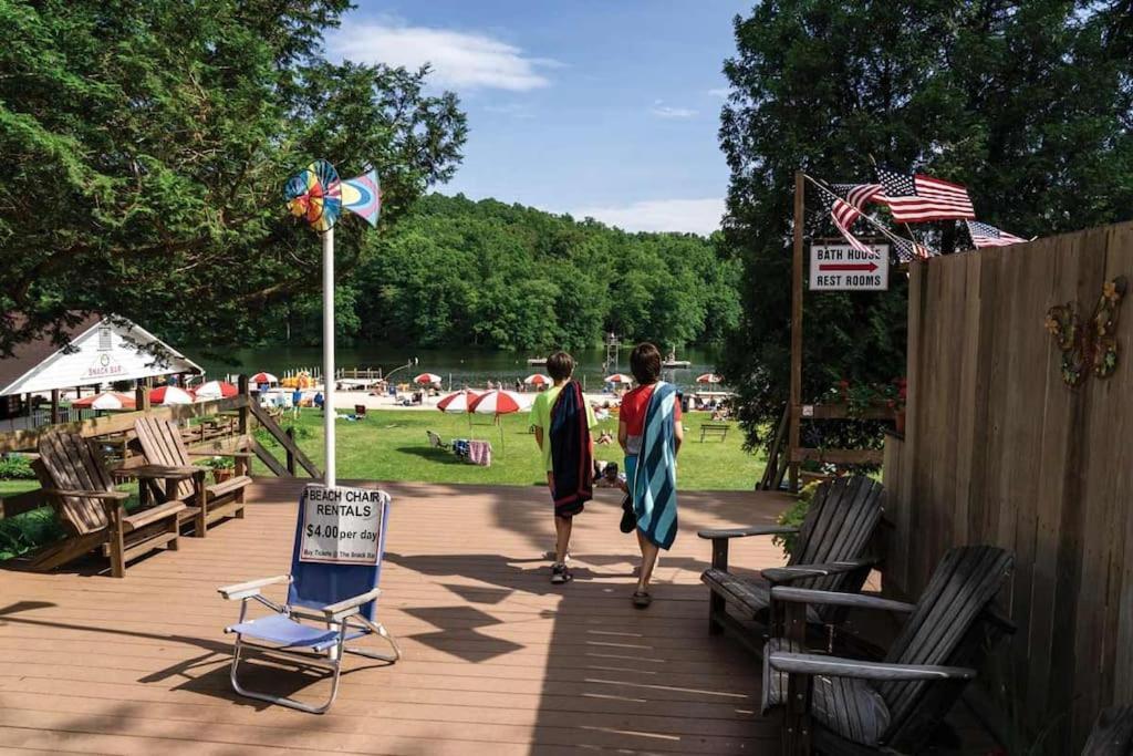 Modern Cabin With Hot Tub Grill Lake Beach Wineries Hiking Fishing And Hershey Park Family And Pet Friendly Superhosts On Ab&B Mount Gretna 외부 사진